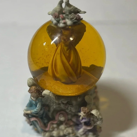 Sankyo vintage Musical snow globe featuring angels on the outside and inside. - Picture 6 of 16